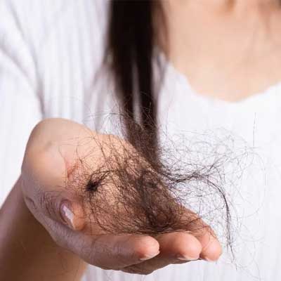 इन 4 बीमारियों के कारण तेजी से झड़ सकते हैं बाल, इस तरह पहचानें लक्षण